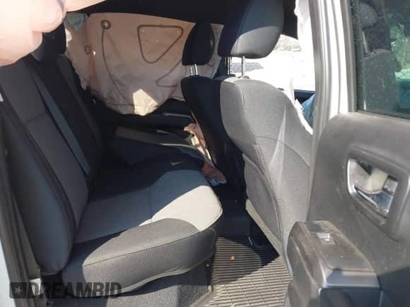 2023 Toyota Tacoma SR z VIN 3TYCZ5AN3PT159617, wystawiony jako IAAI lot #43235205 z przebiegiem Nie podano mil oraz . Historia ofert i sprzedaży dostępna na DreamBid. Obrazek 8.