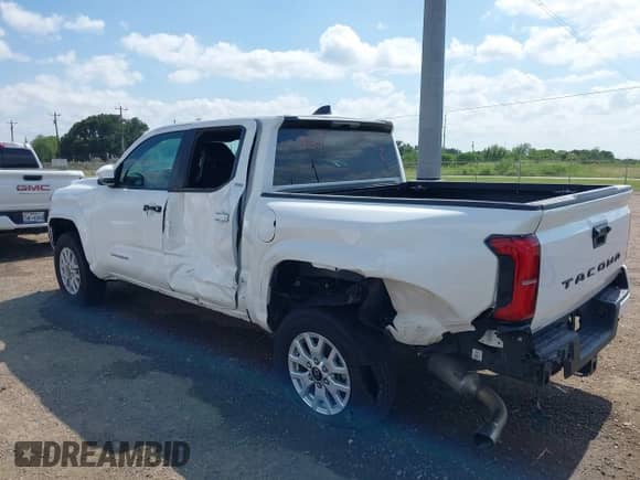 2024 Toyota Tacoma SR5 z VIN 3TYKB5FN8RT006646, wystawiony jako IAAI lot #42552787 z przebiegiem 23 870 mil mil oraz . Historia ofert i sprzedaży dostępna na DreamBid. Obrazek 6.