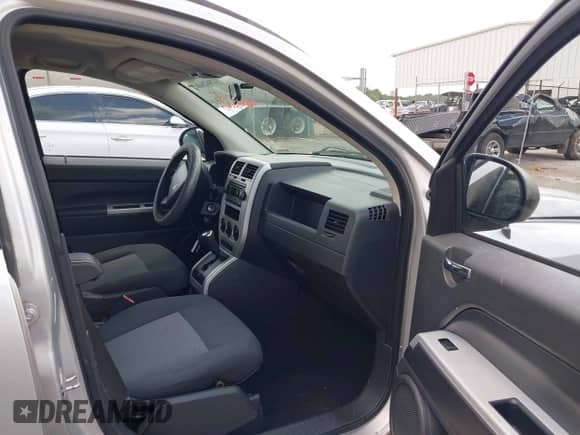 2008 Jeep Compass Sport с VIN 1J8FT47088D649623, выставлен на аукционе IAAI как лот 42862040 с пробегом 193 485 миль миль и . История ставок и продаж доступна на DreamBid. Изображение 5.