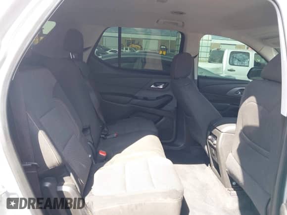 2019 Chevrolet Traverse LS z VIN 1GNERFKW7KJ186981, wystawiony jako IAAI lot #43303144 z przebiegiem 130 898 mil mil oraz . Historia ofert i sprzedaży dostępna na DreamBid. Obrazek 8.