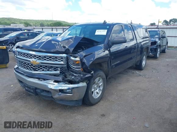 2015 Chevrolet Silverado 1500 LT z VIN 1GCVKREH4FZ431688, wystawiony jako IAAI lot #42567233 z przebiegiem 90 576 mil mil oraz . Historia ofert i sprzedaży dostępna na DreamBid. Obrazek 18.