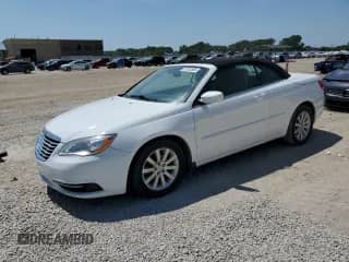 2014 Chrysler 200 Touring z VIN 1C3BCBEG9EN131119, wystawiony jako Copart lot #67932505 z przebiegiem 128 424 mil mil oraz Czysty tytuł • Clean title. Historia ofert i sprzedaży dostępna na DreamBid. Obrazek 1.