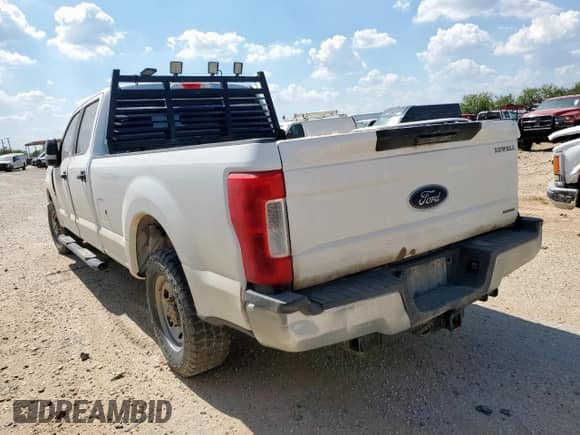 2018 Ford F-250 XL z VIN 1FT7W2A62JEC66863, wystawiony jako Copart lot #67570545 z przebiegiem 193 948 mil mil oraz Czysty tytuł • Clean title. Historia ofert i sprzedaży dostępna na DreamBid. Obrazek 2.