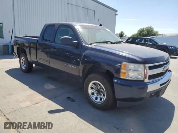 2011 Chevrolet Silverado 1500 LS z VIN 1GCRCREA0BZ303895, wystawiony jako Copart lot #57750935 z przebiegiem 212 073 mil mil oraz Szkoda całkowita • Salvage title. Historia ofert i sprzedaży dostępna na DreamBid. Obrazek 4.