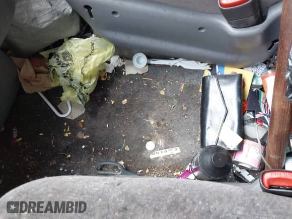 2000 Dodge Grand Caravan with VIN 1B4GP54G2YB643638, listed as a IAAI auction lot 42537726 with Not provided miles and . Bid and sale history available at DreamBid. Image 6.