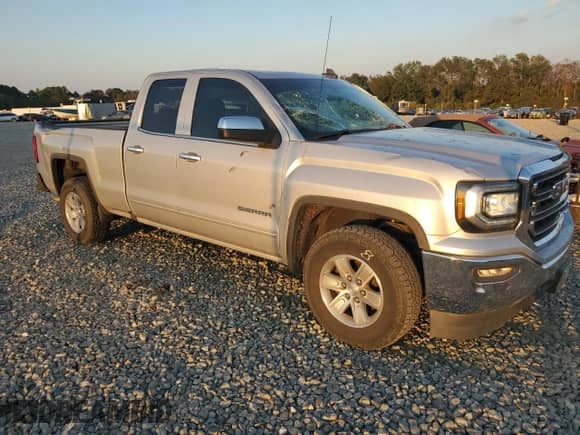 2017 GMC Sierra 1500 SLE z VIN 1GTR1MECXHZ154477, wystawiony jako Copart lot #75008474 z przebiegiem 90 153 mil mil oraz Szkoda całkowita • Salvage title. Historia ofert i sprzedaży dostępna na DreamBid. Obrazek 4.