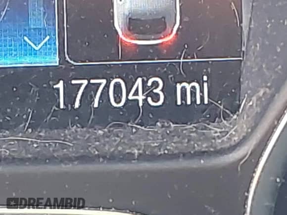 2014 Ford Focus Titanium z VIN 1FADP3N25EL269745, wystawiony jako IAAI lot #43100661 z przebiegiem 177 043 mil mil oraz . Historia ofert i sprzedaży dostępna na DreamBid. Obrazek 7.