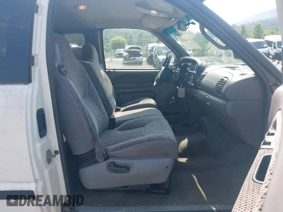 2000 Dodge 1500 z VIN 3B7HF13Z3YM242890, wystawiony jako IAAI lot #42912432 z przebiegiem 184 590 mil mil oraz . Historia ofert i sprzedaży dostępna na DreamBid. Obrazek 5.