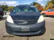 2010 Toyota Sienna CE z VIN 5TDKK4CC2AS305336, wystawiony jako Copart lot #86893375 z przebiegiem 225 105 mil mil oraz Czysty tytuł • Clean title. Historia ofert i sprzedaży dostępna na DreamBid. Obrazek 5.