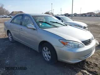 2002 Toyota Camry LE z VIN 4T1BE32K82U102485, wystawiony jako IAAI lot #41344038 z przebiegiem 80 386 mil mil oraz . Historia ofert i sprzedaży dostępna na DreamBid. Obrazek 1.