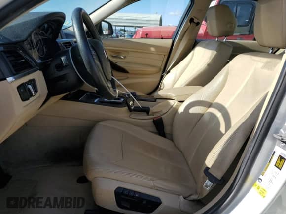 2013 BMW 3 Series 328i z VIN WBA3C1G5XDNR45281, wystawiony jako Copart lot #84949025 z przebiegiem 126 565 mil mil oraz Czysty tytuł • Clean title. Historia ofert i sprzedaży dostępna na DreamBid. Obrazek 7.