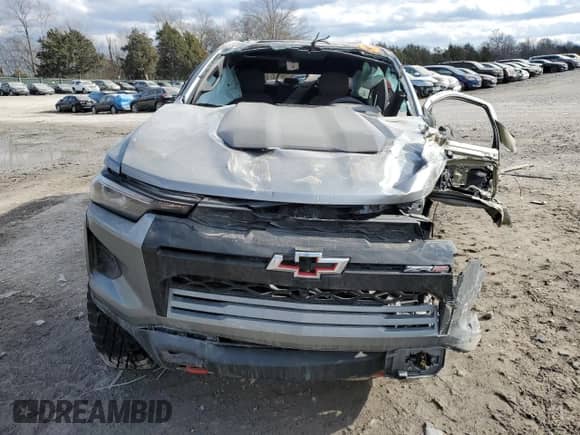 2024 Chevrolet Colorado 4WD ZR2 z VIN 1GCPTFEK3R1227497, wystawiony jako Copart lot #42200055 z przebiegiem 2 921 mil mil oraz Szkoda całkowita • Salvage title. Historia ofert i sprzedaży dostępna na DreamBid. Obrazek 5.