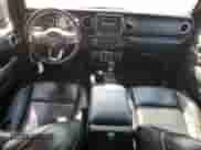 2021 Jeep Wrangler Unlimited Sahara Altitude z VIN 1C4HJXEN3MW543021, wystawiony jako Copart lot #50978585 z przebiegiem 78 785 mil mil oraz Czysty tytuł • Clean title. Historia ofert i sprzedaży dostępna na DreamBid. Obrazek 8.