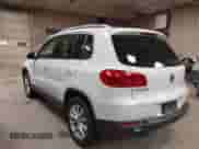 2017 Volkswagen Tiguan Wolfsburg Edition z VIN WVGRV7AX3HK000874, wystawiony jako IAAI lot #41332583 z przebiegiem 27 921 mil mil oraz . Historia ofert i sprzedaży dostępna na DreamBid. Obrazek 3.