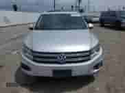 2013 Volkswagen Tiguan SE z VIN WVGAV3AX3DW612758, wystawiony jako Copart lot #53255775 z przebiegiem 121 681 mil mil oraz Czysty tytuł • Clean title. Historia ofert i sprzedaży dostępna na DreamBid. Obrazek 5.