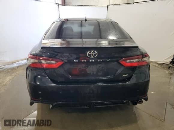2021 Toyota Camry SE Nightshade z VIN 4T1G11AK8MU587902, wystawiony jako Copart lot #69937315 z przebiegiem 88 231 mil mil oraz Czysty tytuł • Clean title. Historia ofert i sprzedaży dostępna na DreamBid. Obrazek 6.