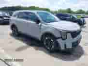 2025 Kia Sorento S z VIN 5XYRLDJC3SG324507, wystawiony jako IAAI lot #42353244 z przebiegiem 4 384 mil mil oraz . Historia ofert i sprzedaży dostępna na DreamBid. Obrazek 1.