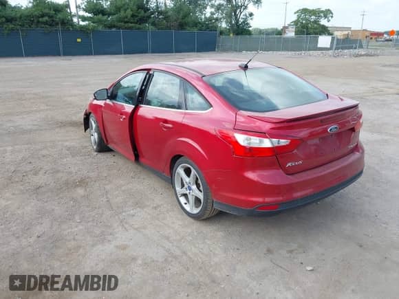 2012 Ford Focus Titanium z VIN 1FAHP3J26CL271511, wystawiony jako IAAI lot #42970461 z przebiegiem 151 638 mil mil oraz . Historia ofert i sprzedaży dostępna na DreamBid. Obrazek 3.