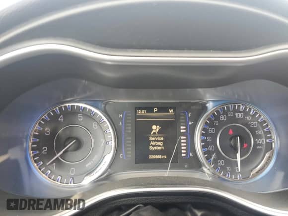 2016 Chrysler 200 LX z VIN 1C3CCCFB2GN171493, wystawiony jako Copart lot #68939405 z przebiegiem 229 568 mil mil oraz Szkoda całkowita • Salvage title. Historia ofert i sprzedaży dostępna na DreamBid. Obrazek 9.
