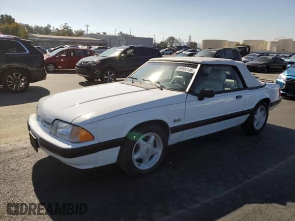 1989 Ford Mustang z VIN 1FABP44E2KF180315, wystawiony jako Copart lot #89904145 z przebiegiem 14 507 mil mil oraz Czysty tytuł • Clean title. Historia ofert i sprzedaży dostępna na DreamBid. Obrazek 1.