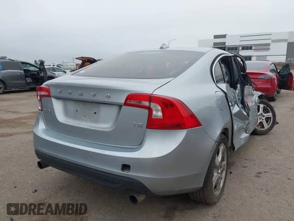 2013 Volvo S60 T5 Premier z VIN YV1612FS8D1212862, wystawiony jako IAAI lot #43112996 z przebiegiem 159 493 mil mil oraz . Historia ofert i sprzedaży dostępna na DreamBid. Obrazek 4.