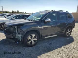2020 Subaru Forester Touring z VIN JF2SKAXC3LH456641, wystawiony jako Copart lot #72045875 z przebiegiem 110 479 mil mil oraz Szkoda całkowita • Salvage title. Historia ofert i sprzedaży dostępna na DreamBid. Obrazek 1.