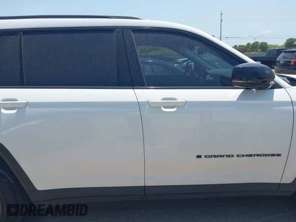 2023 Jeep Grand Cherokee Limited z VIN 1C4RJKBGXP8729175, wystawiony jako IAAI lot #42947581 z przebiegiem 39 307 mil mil oraz . Historia ofert i sprzedaży dostępna na DreamBid. Obrazek 13.