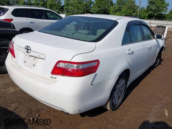 2008 Toyota Camry LE z VIN 4T1BE46K58U780362, wystawiony jako IAAI lot #42575121 z przebiegiem 264 181 mil mil oraz . Historia ofert i sprzedaży dostępna na DreamBid. Obrazek 4.