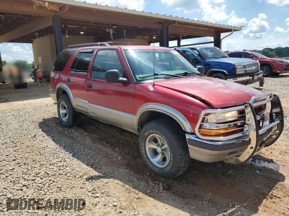 2000 Chevrolet Blazer LT with VIN 1GNCS13W9Y2393839, listed as a Copart auction lot 64441585 with 211,917 mi miles and Salvage title. Bid and sale history available at DreamBid. Image 4.