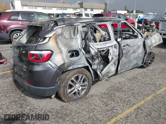 2020 Jeep Compass Latitude z VIN 3C4NJCBB1LT241799, wystawiony jako IAAI lot #40866536 z przebiegiem Nie podano mil oraz . Historia ofert i sprzedaży dostępna na DreamBid. Obrazek 4.