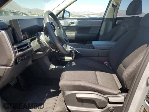 2024 Hyundai Santa Fe SE с VIN 5NMP14GL1RH058425, выставлен на аукционе Copart как лот 66046365 с пробегом 5 787 миль миль и Списание • Salvage title. История ставок и продаж доступна на DreamBid. Изображение 7.