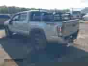 2022 Toyota Tacoma SR5 z VIN 3TMCZ5AN8NM476270, wystawiony jako IAAI lot #42971092 z przebiegiem 74 964 mil mil oraz . Historia ofert i sprzedaży dostępna na DreamBid. Obrazek 3.