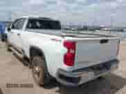 2024 Chevrolet Silverado 2500HD Work Truck z VIN 1GC1YLEY3RF403719, wystawiony jako IAAI lot #42527719 z przebiegiem 35 113 mil mil oraz . Historia ofert i sprzedaży dostępna na DreamBid. Obrazek 3.