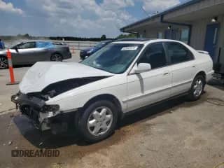 1996 Honda Accord EX z VIN 1HGCE6678TA014024, wystawiony jako Copart lot #62682674 z przebiegiem 238 989 mil mil oraz Szkoda całkowita • Salvage title. Historia ofert i sprzedaży dostępna na DreamBid. Obrazek 1.
