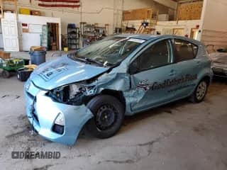 2013 Toyota Prius Two z VIN JTDKDTB34D1055380, wystawiony jako Copart lot #81613795 z przebiegiem 70 290 mil mil oraz Szkoda całkowita • Salvage title. Historia ofert i sprzedaży dostępna na DreamBid. Obrazek 1.