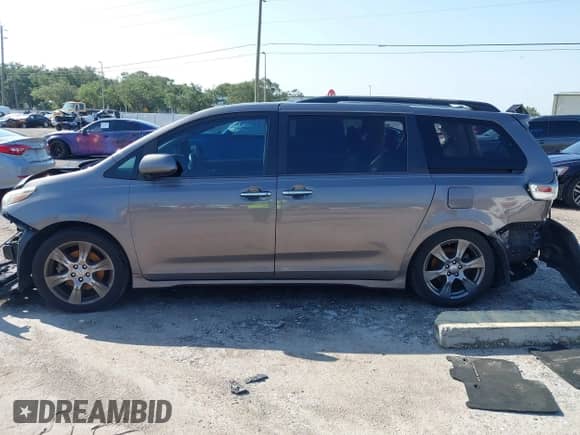2017 Toyota Sienna SE with VIN 5TDXZ3DC3HS797587, listed as a IAAI auction lot 42846571 with 154,624 mi miles and . Bid and sale history available at DreamBid. Image 14.