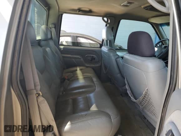 2000 Chevrolet Silverado 3500 z VIN 1GCGC33R1YF502364, wystawiony jako Copart lot #48556275 z przebiegiem 148 142 mil mil oraz Czysty tytuł • Clean title. Historia ofert i sprzedaży dostępna na DreamBid. Obrazek 10.