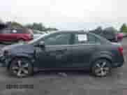 2018 Chevrolet Sonic Premier z VIN 1G1JF5SB4J4133703, wystawiony jako IAAI lot #42275127 z przebiegiem 116 298 mil mil oraz . Historia ofert i sprzedaży dostępna na DreamBid. Obrazek 14.