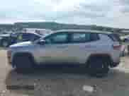 2020 Jeep Compass Sport z VIN 3C4NJDAB4LT256661, wystawiony jako IAAI lot #43300392 z przebiegiem 80 177 mil mil oraz . Historia ofert i sprzedaży dostępna na DreamBid. Obrazek 14.