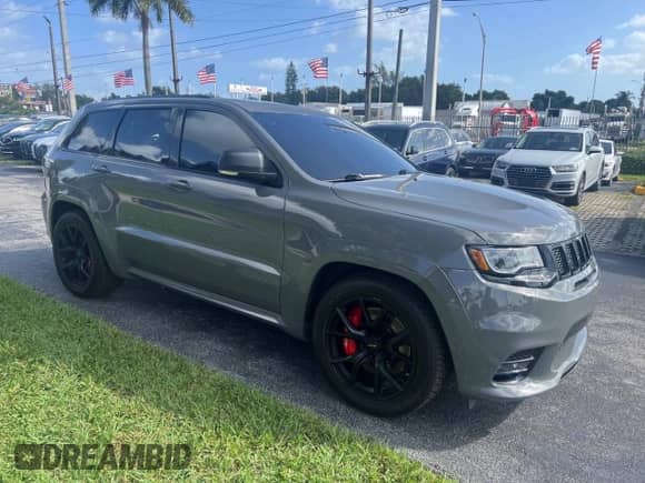 2021 Jeep Grand Cherokee SRT z VIN 1C4RJFDJ0MC537479, wystawiony jako Copart lot #61155805 z przebiegiem 53 453 mil mil oraz Szkoda całkowita • Salvage title. Historia ofert i sprzedaży dostępna na DreamBid. Obrazek 1.