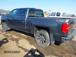 2017 Chevrolet Silverado 1500 LT z VIN 1GCUKREC6HF234350, wystawiony jako IAAI lot #43260593 z przebiegiem 101 312 mil mil oraz . Historia ofert i sprzedaży dostępna na DreamBid. Obrazek 3.