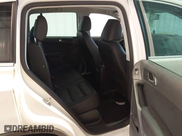 2012 Volkswagen Tiguan S с VIN WVGBV7AX7CW527271, выставлен на аукционе IAAI как лот 43560374 с пробегом 147 594 миль миль и . История ставок и продаж доступна на DreamBid. Изображение 8.