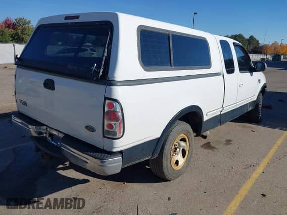 1998 Ford F-150 z VIN 2FTZX1860WCB00134, wystawiony jako IAAI lot #43498351 z przebiegiem 235 031 mil mil oraz . Historia ofert i sprzedaży dostępna na DreamBid. Obrazek 4.