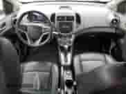 2013 Chevrolet Sonic LTZ с VIN 1G1JE5SH7D4152807, выставлен на аукционе Copart как лот 58600395 с пробегом 129 542 миль миль и Списание • Salvage title. История ставок и продаж доступна на DreamBid. Изображение 8.