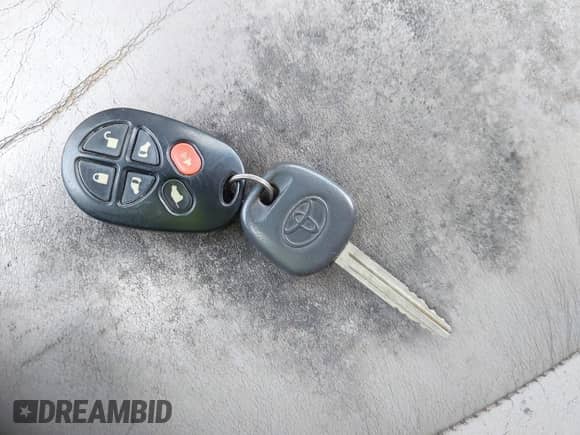 2004 Toyota Sienna XLE z VIN 5TDBA22C24S017815, wystawiony jako IAAI lot #43179426 z przebiegiem 266 043 mil mil oraz . Historia ofert i sprzedaży dostępna na DreamBid. Obrazek 11.