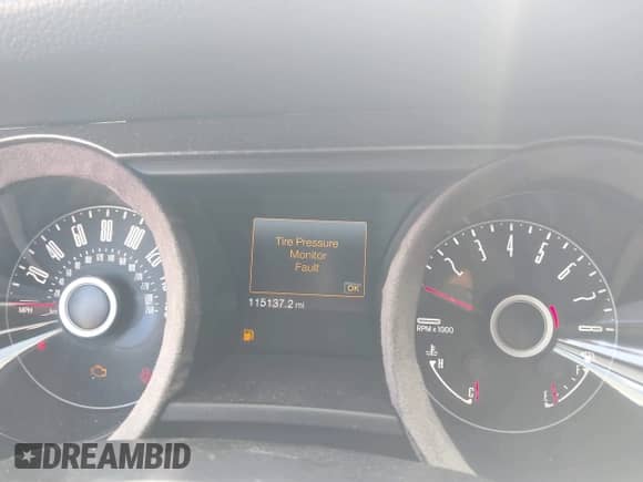 2014 Ford Mustang GT z VIN 1ZVBP8CF8E5200618, wystawiony jako IAAI lot #43128311 z przebiegiem 115 137 mil mil oraz . Historia ofert i sprzedaży dostępna na DreamBid. Obrazek 7.