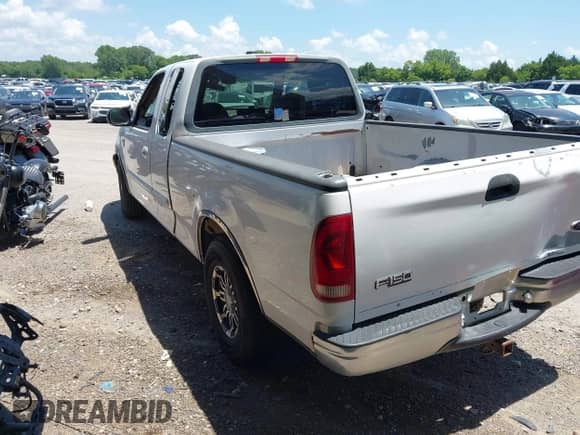 2000 Ford F-150 XL z VIN 1FTRX17L7YKA82690, wystawiony jako IAAI lot #42597325 z przebiegiem 317 945 mil mil oraz . Historia ofert i sprzedaży dostępna na DreamBid. Obrazek 3.