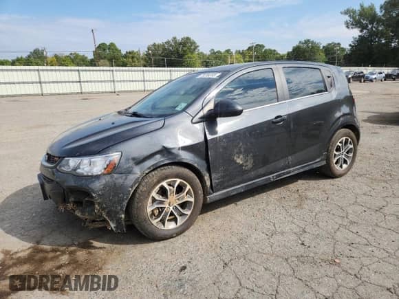 2020 Chevrolet Sonic LT z VIN 1G1JD6SBXL4108769, wystawiony jako Copart lot #70289385 z przebiegiem 111 737 mil mil oraz Szkoda całkowita • Salvage title. Historia ofert i sprzedaży dostępna na DreamBid. Obrazek 1.
