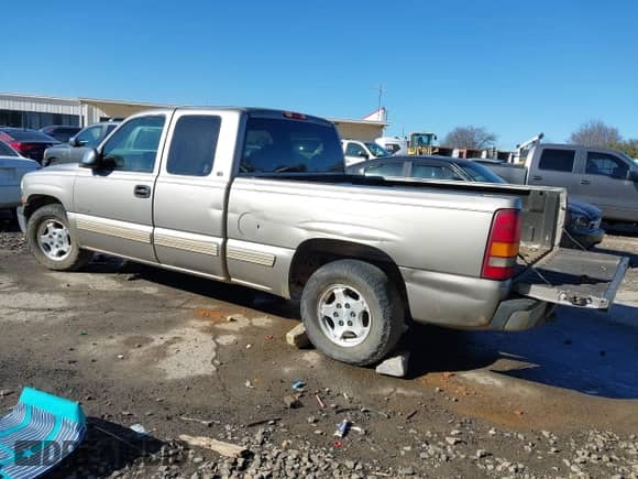 2000 Chevrolet Silverado 1500 LS with VIN 2GCEC19T2Y1199939, listed as a IAAI auction lot 41350239 with 321,613 mi miles and . Bid and sale history available at DreamBid. Image 3.