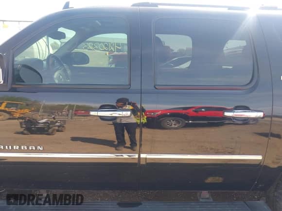 2009 Chevrolet Suburban LTZ z VIN 1GNFK36359R219818, wystawiony jako IAAI lot #42120323 z przebiegiem 146 999 mil mil oraz . Historia ofert i sprzedaży dostępna na DreamBid. Obrazek 14.